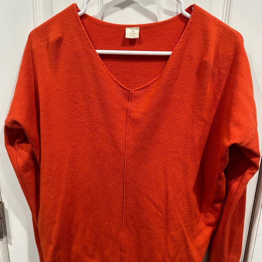TR. Notes red sweater woman’s detail front vneck longer in back s/m
